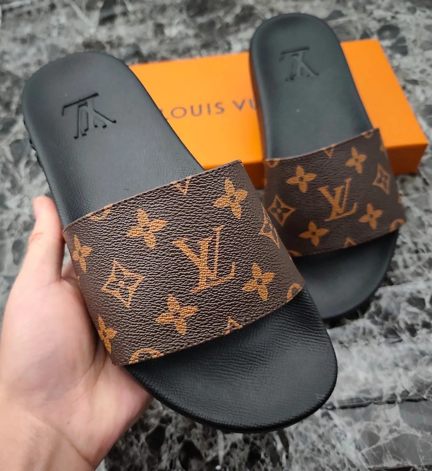 👟👟Ex-factory price 260👟👟 (available all year round), same style for men and women, size 35--48. Couple style🎗Louis Vuitton "LV" slippers, a much-anticipated one, so beautiful that it will melt your hearts❤! It is simply a masterpiece of extraordinary craftsmanship. It is a must-have for everyone. It is made by open mold. It feels Q-bounce and super soft on the feet. It is super delicate on the feet. It is an exclusive model. There are many layouts, so there is always one you like🎉🎉